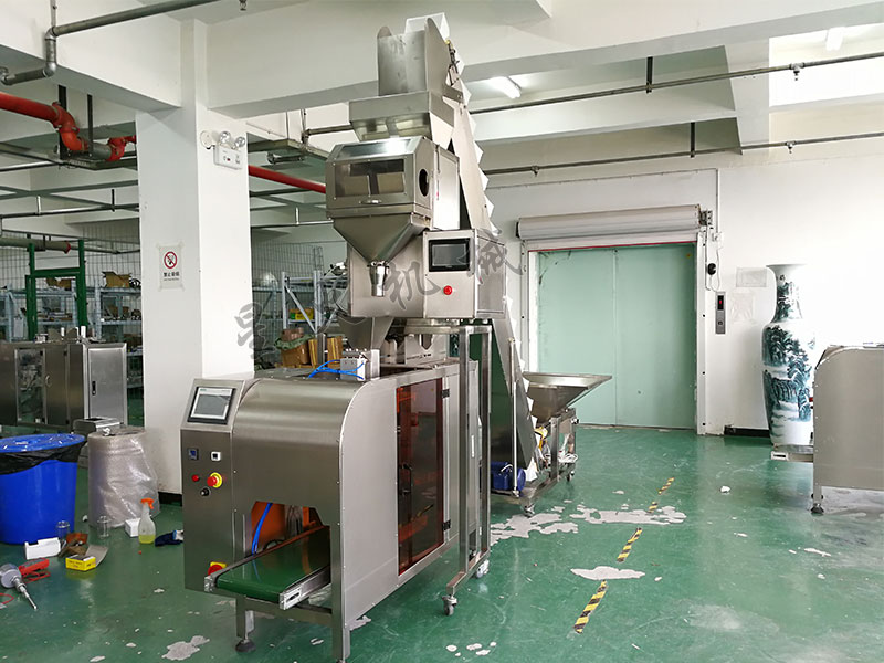 自动化称重式给袋小颗粒亚虎网页机图片